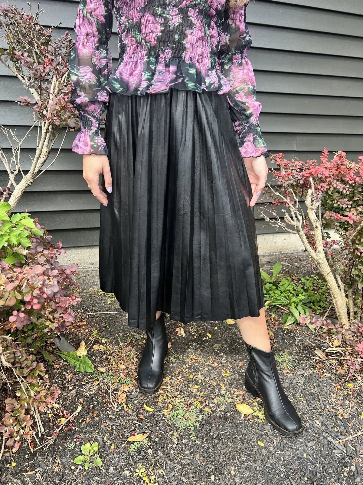 Black Pleated Midi Skirt-M