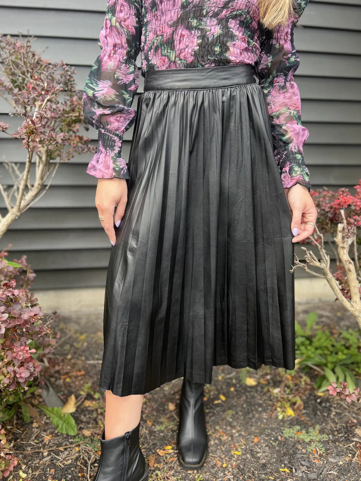 Black Pleated Midi Skirt-M
